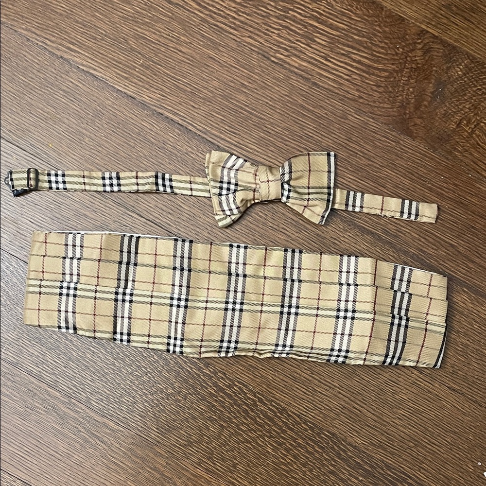 NWT Burberry Classic Tan and Black Plaid Bow tie and Cumberbund
